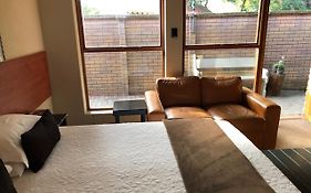 A La Martha'S Air-Port Guest House